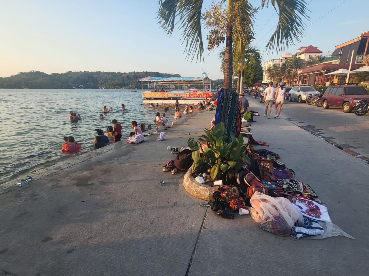 The lake is a giant outdoor swimming pool convenient for passersby to take a dip