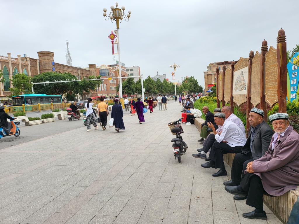 Uyghur sitting in front of Etigar Mosque, quietly people-watching