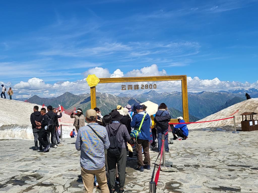 Queuing for photos to be framed, at 2800 m