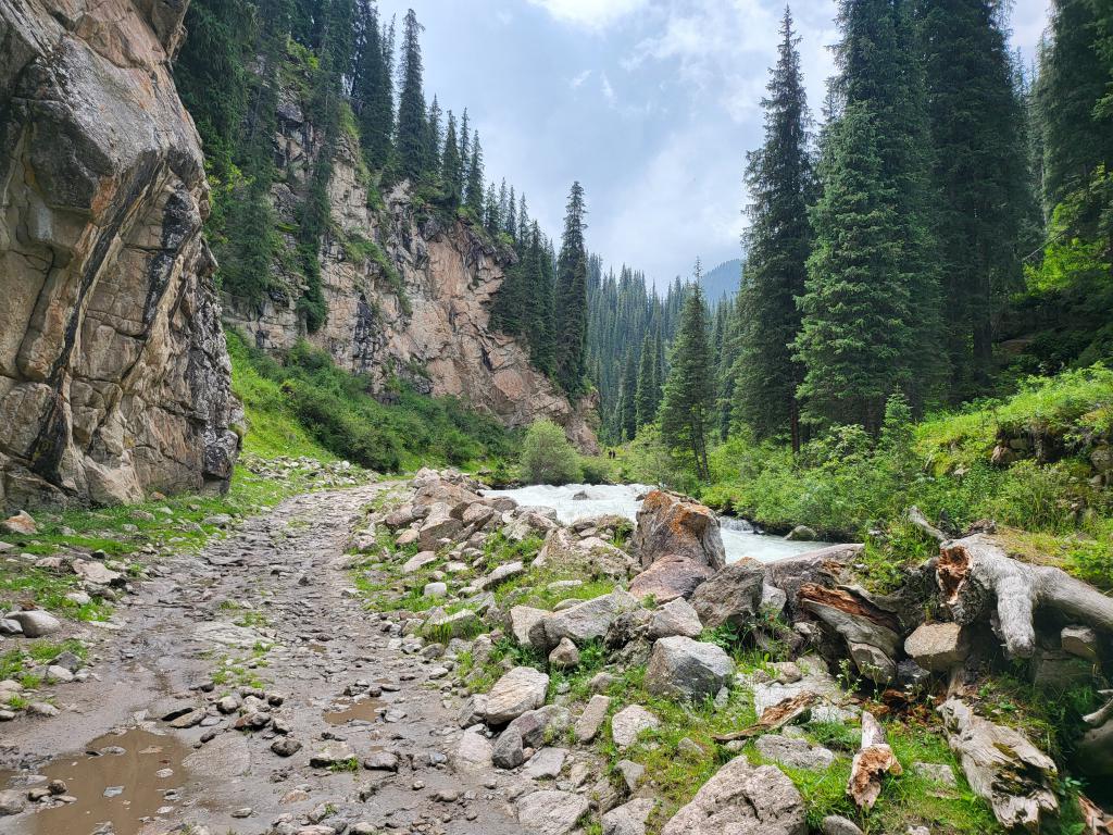 Rocky trail of Altyn Arashan