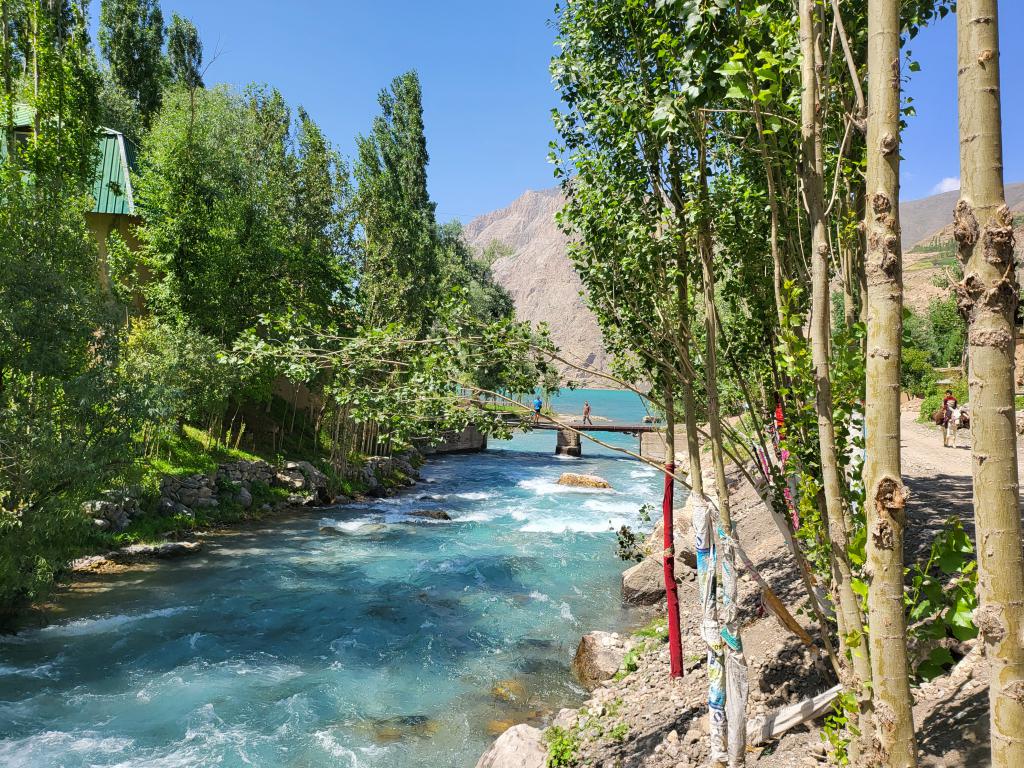 The river flowing into Lake 7