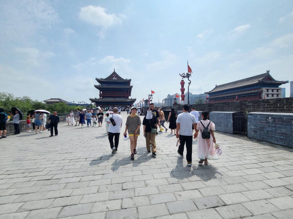 The wide walkway on the old city wall, interspersed with towers