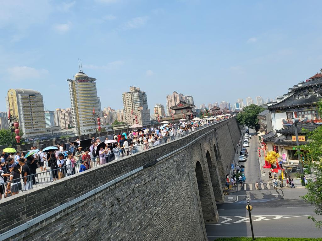 The tall wall of Yong Ning Gate