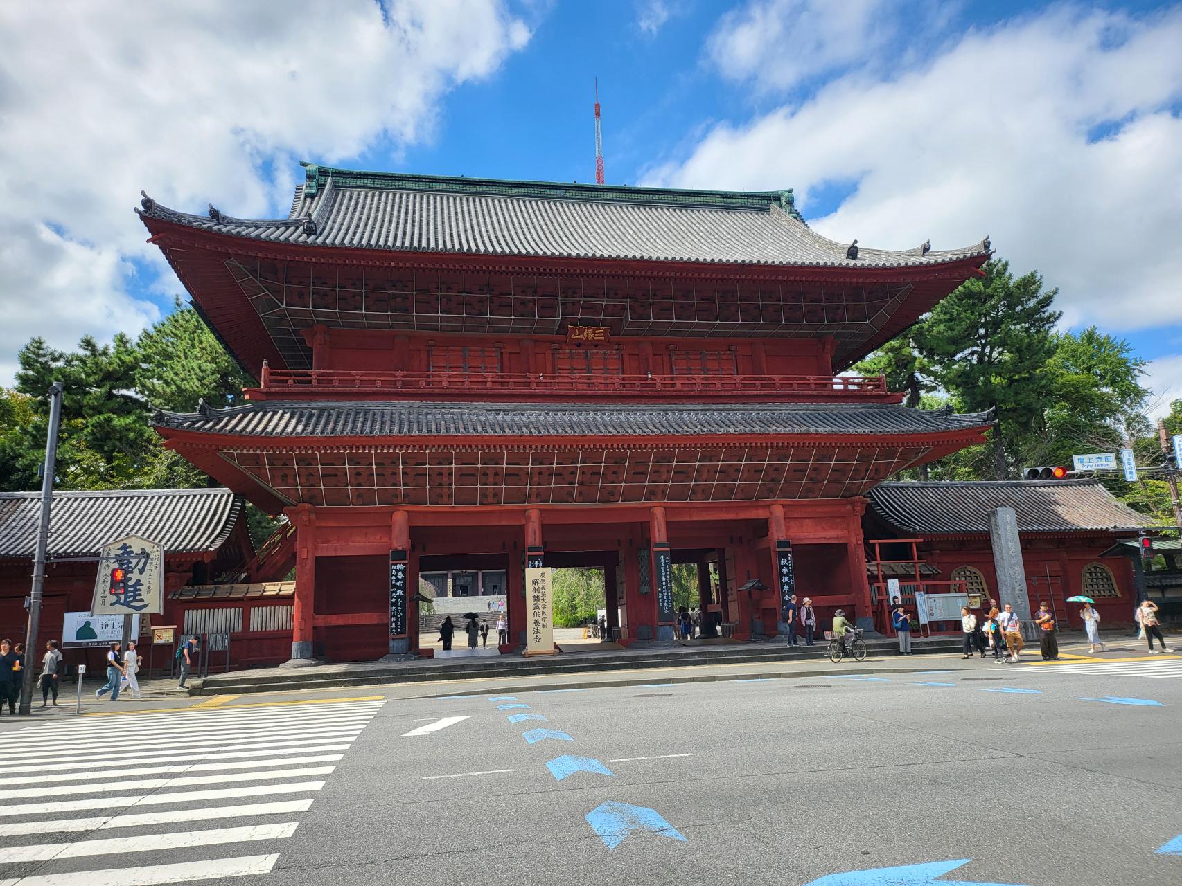 The main gate, Sangedatsumon, of Zojo-ji Temple