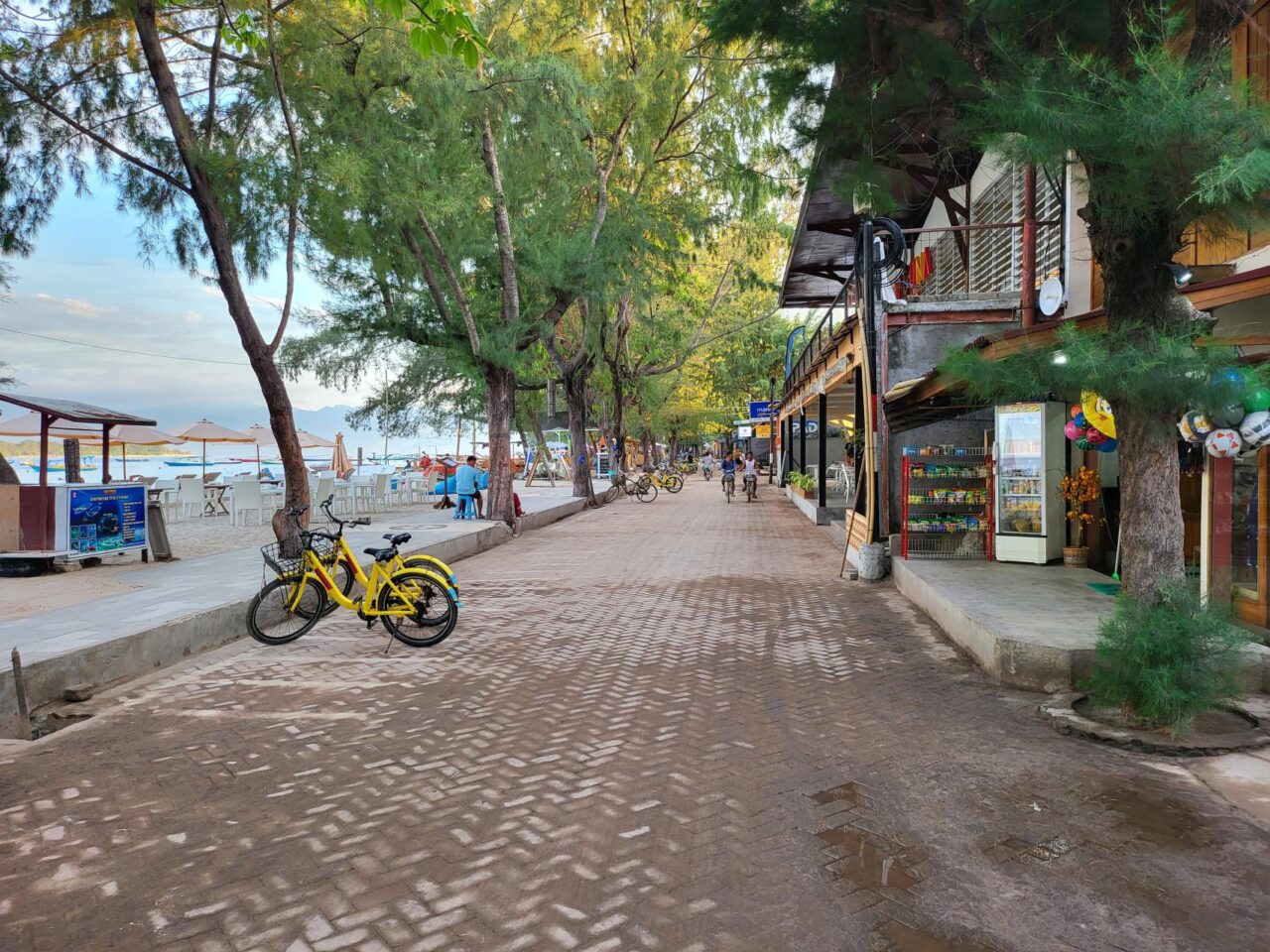 Cycling and strolling around Gili Trawangan