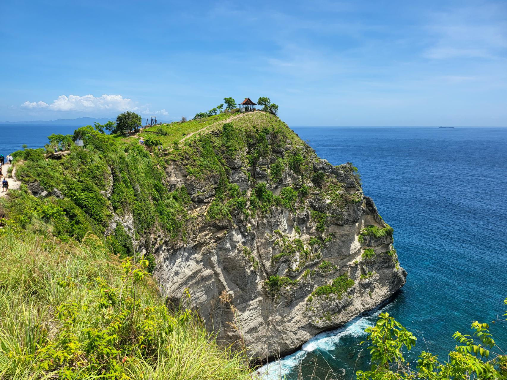 Diamond Beach's vertical cliffs